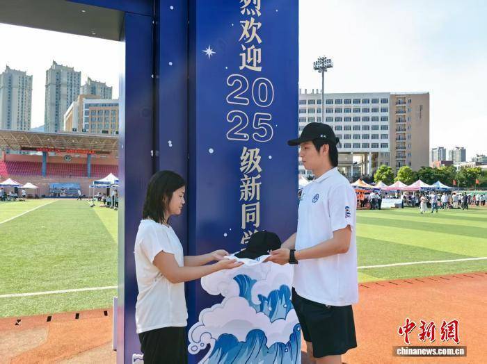 辽宁大连：在海上漂流36小时的“奇迹女孩”考上大连海事大学