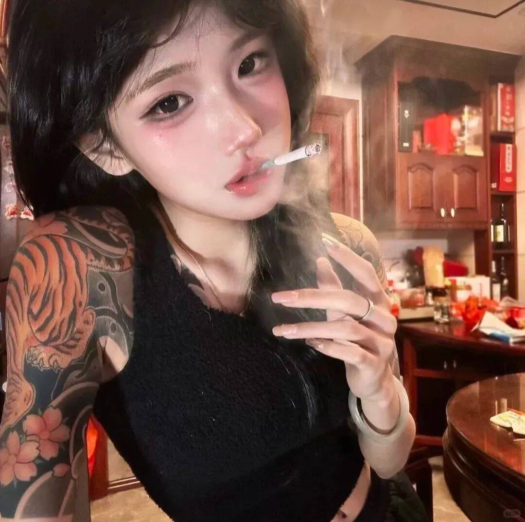 和"精神小妹"谈恋爱,是种什么体验?
