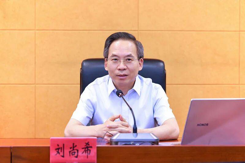 朱洪武主持市委理论学习中心组2025年第8次集体（扩大）学习