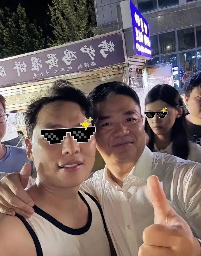 刘强东七夕现身老家宿迁，凌晨逛夜市大排档、与市民合影