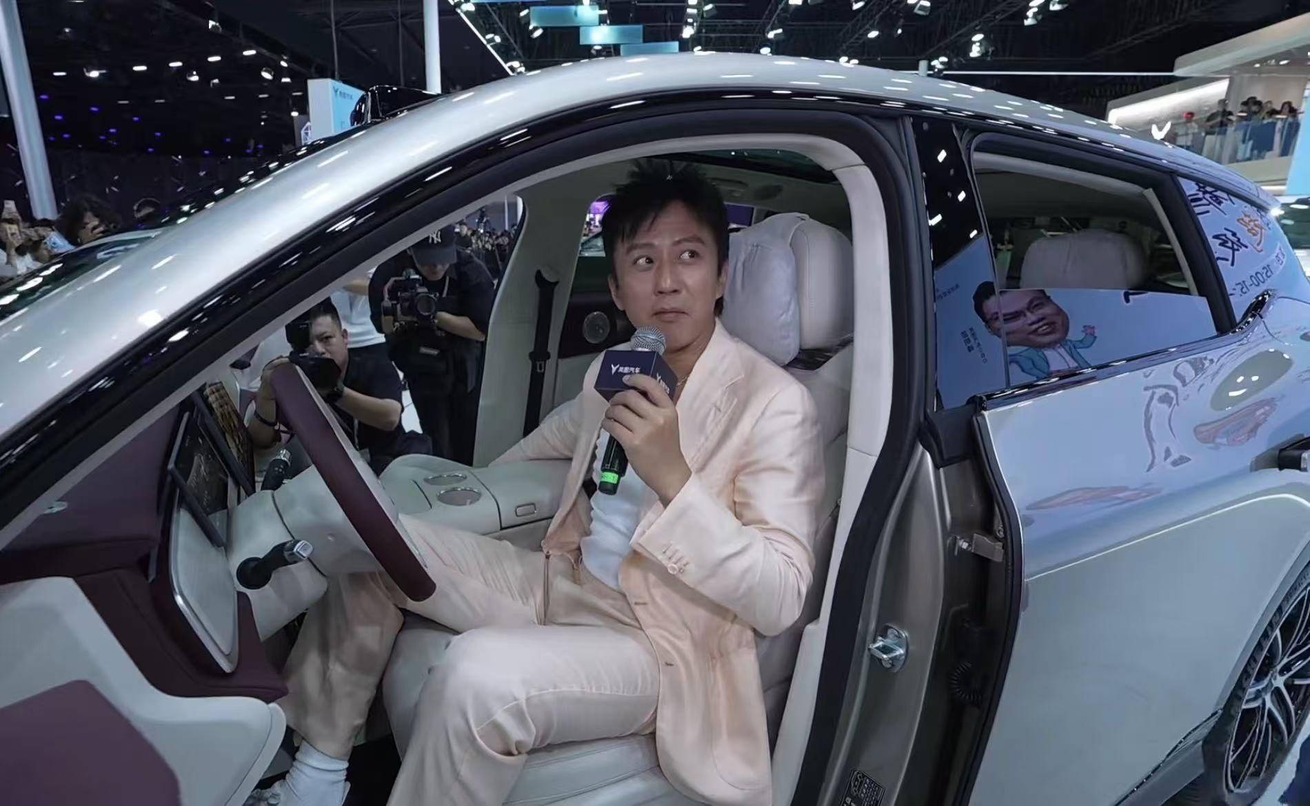 邓超闫闯车展喊话:全景天幕标配遮阳帘很重要!_搜狐汽车_搜狐网