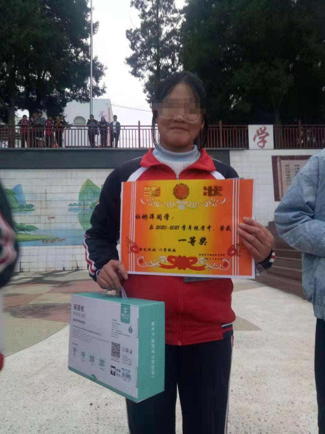 18岁农村女孩考上医学院，未等到开学因车祸不幸离世 亲属：家人以弟弟名义为她立碑