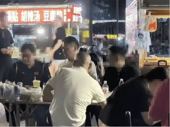 刘强东回乡48小时：吃烧烤、看球赛，为自家超市站台