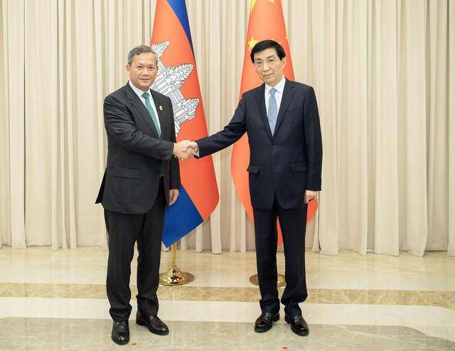 王沪宁会见柬埔寨首相洪玛奈