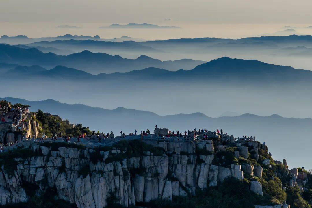 秋染泰山,晨曦破晓