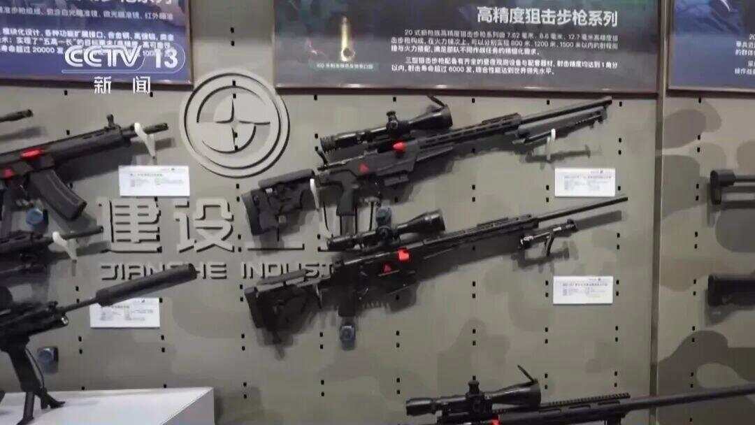 厉害了！191式自动步枪亮相九三阅兵，约为6瓶水重，记者上手：精致且丝滑