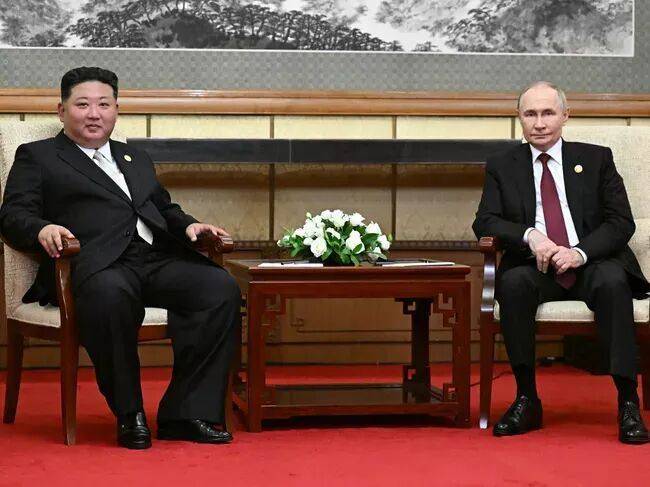 普京与金正恩在京会谈，同乘一辆车前往会谈地点