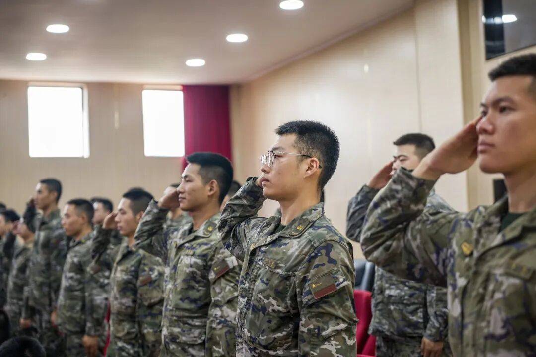 武警部队官兵收听收看纪念中国人民抗日战争暨世界反法西斯战争胜利80周年大会