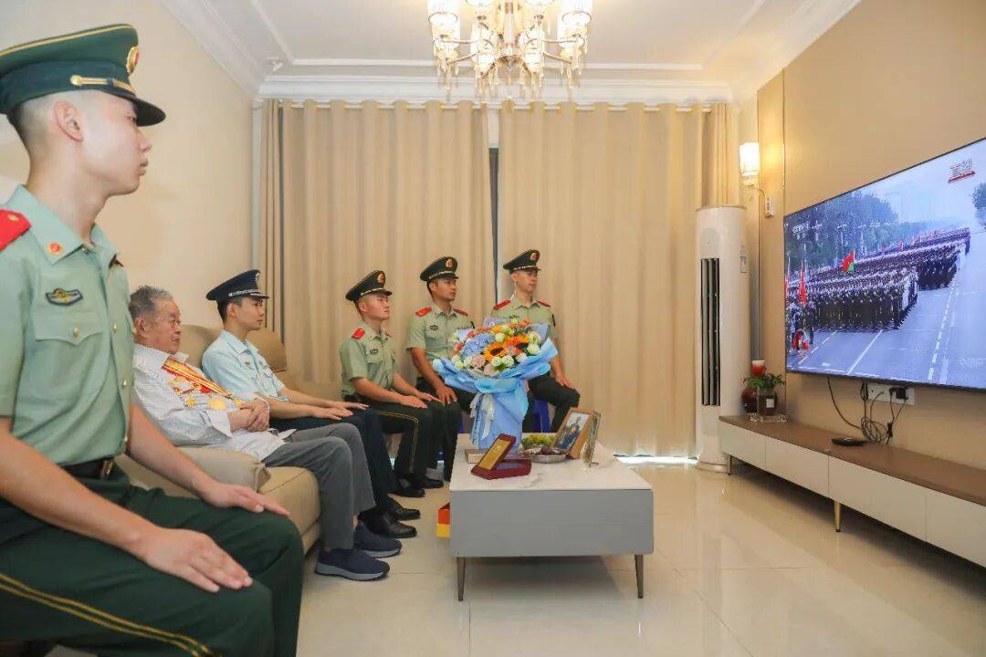 武警部队官兵收听收看纪念中国人民抗日战争暨世界反法西斯战争胜利80周年大会