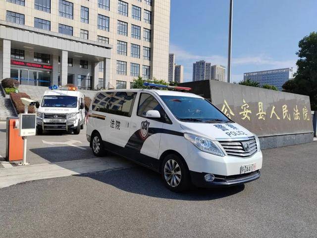 医生将350万灰色收入存入原保姆账户，保姆大额打赏男主播