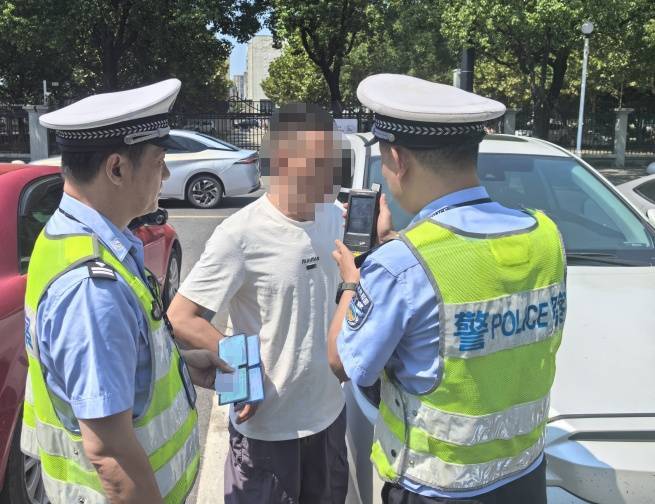 浙江一男子去处理违章，交警感觉他“不太对劲”，一检测，现场气氛凝固了起来...