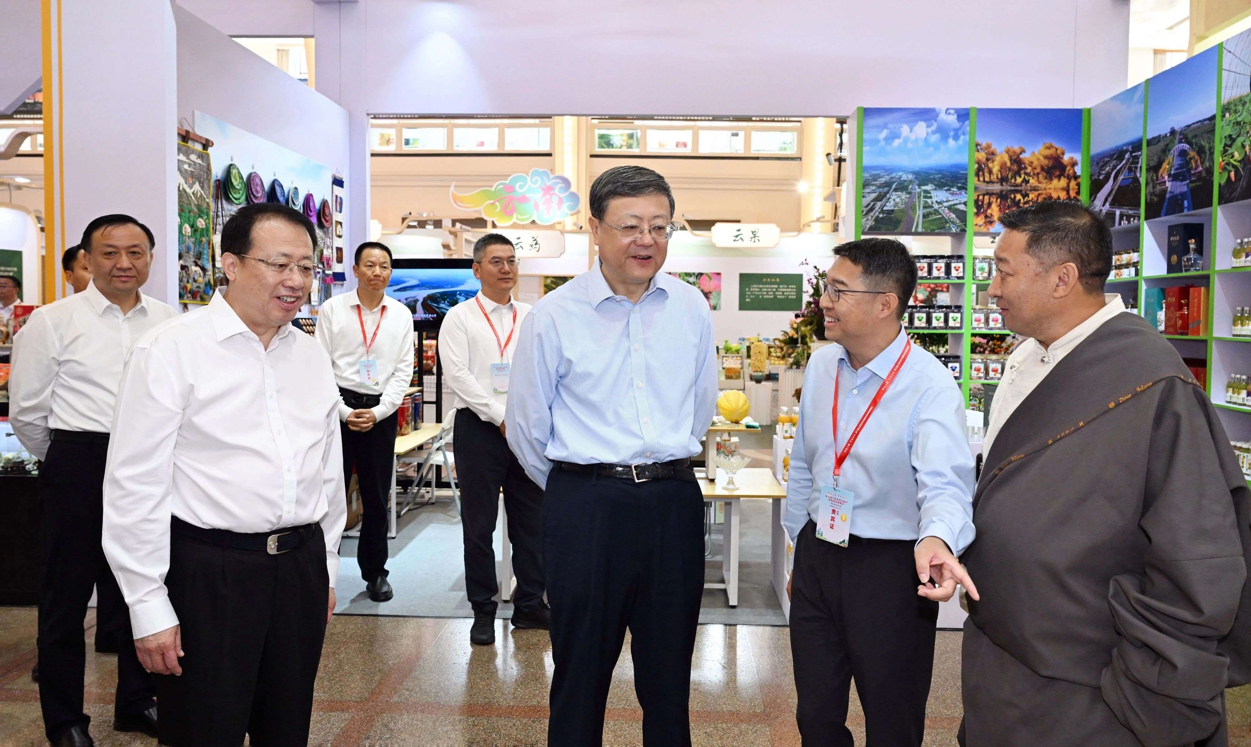 携手谋划好“土特产”大文章！陈吉宁龚正在上海市对口地区特色商品展销会上察看消费帮扶工作
