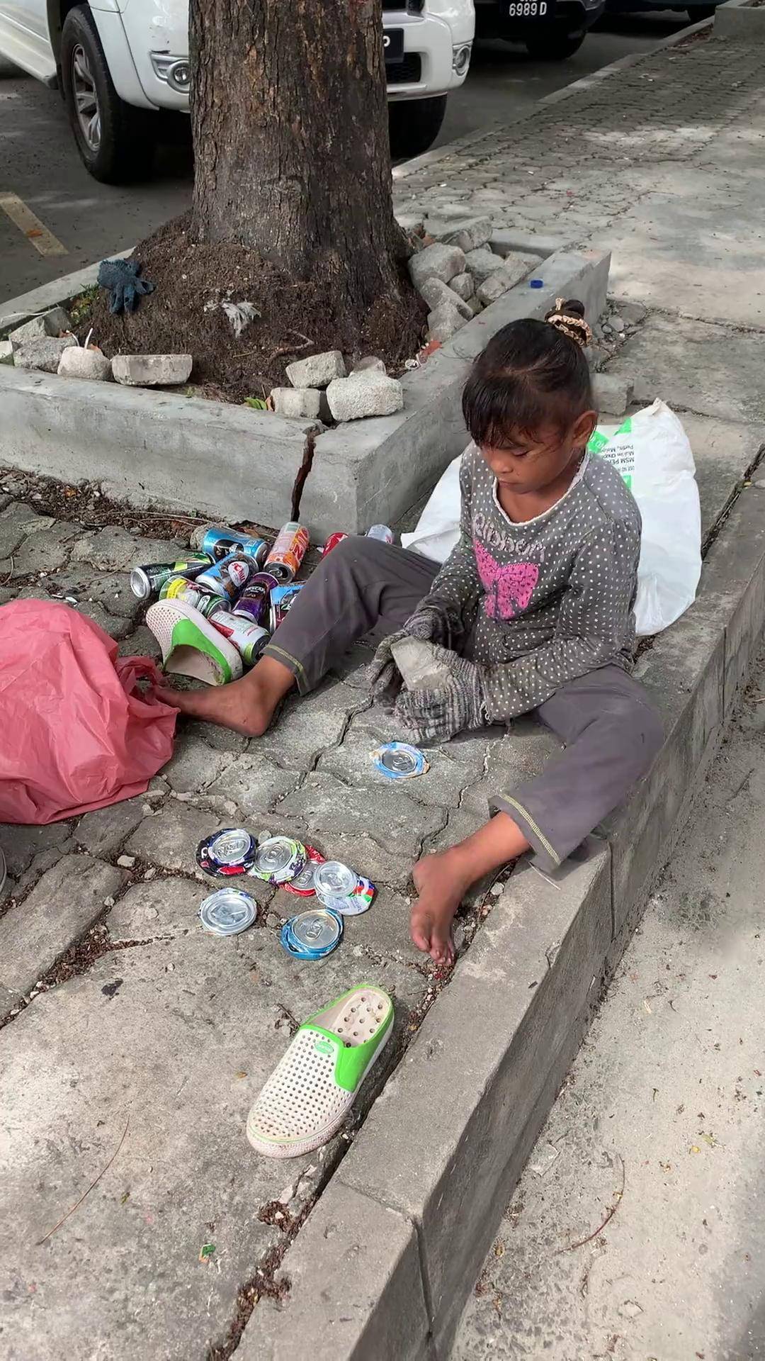 柬埔寨 街头的小女孩西港