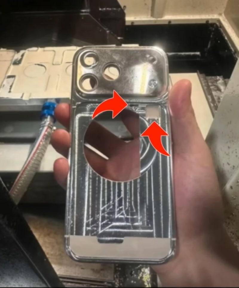 重磅！消息曝苹果iPhone 17 Pro/Max背板新设计，底部有无线充电切口？