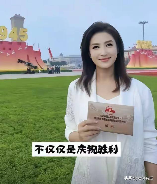 原来他们是夫妻，恩爱8年，台上丈夫解说阅兵，台下妻子观礼