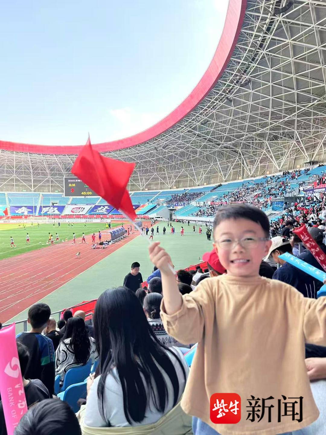 一场不落！5周岁盐城小球迷“全勤”观赛叫扬叔 - 全网最会整活的苏超球迷  足球圈热梗收割机苏超