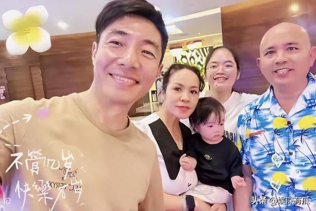 原来他们是夫妻，恩爱8年，台上丈夫解说阅兵，台下妻子观礼