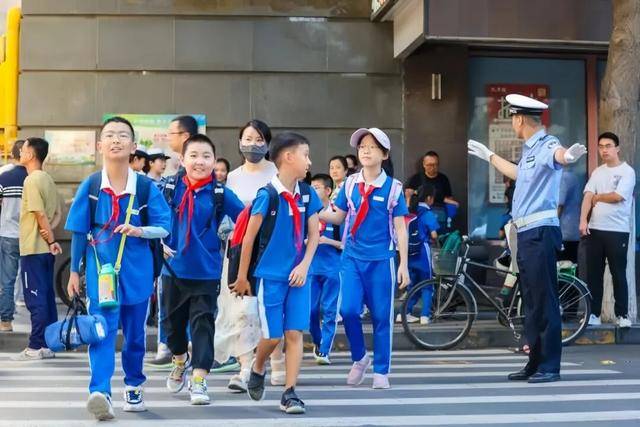 设立864个“护学岗” 兰州公安开启“全方位护学模式”