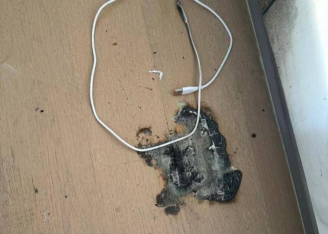 太吓人！辽宁一女子正睡觉，床上的充电宝爆炸起火