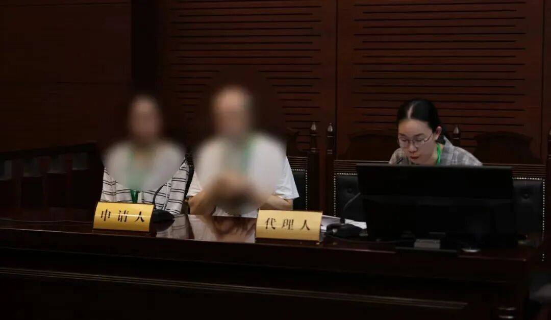 上海一母亲病逝，两个外籍女儿生父不明，法院判给外公监护，律师：有能力有意愿且合法