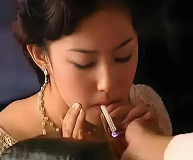 外表是仙女，私下里却是“老烟鬼”的7位女星，刘亦菲令人意外！