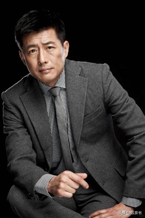原来她就是高曙光现任妻子，气质优雅显年轻，男方眼神是真爱无疑