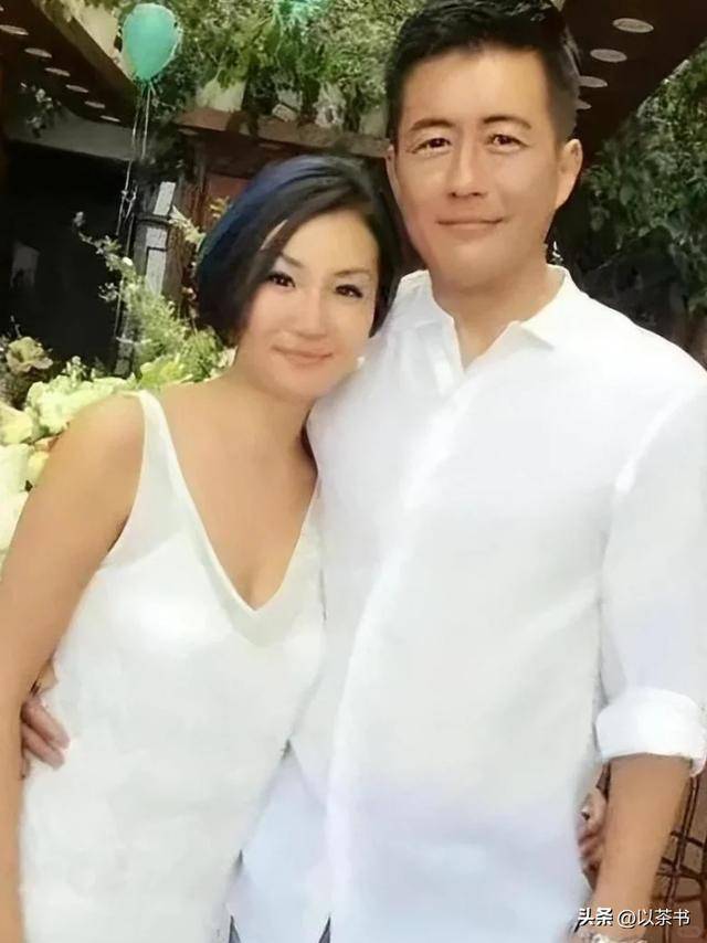 原来她就是高曙光现任妻子，气质优雅显年轻，男方眼神是真爱无疑