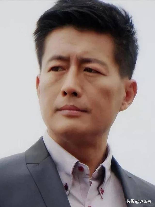 原来她就是高曙光现任妻子，气质优雅显年轻，男方眼神是真爱无疑