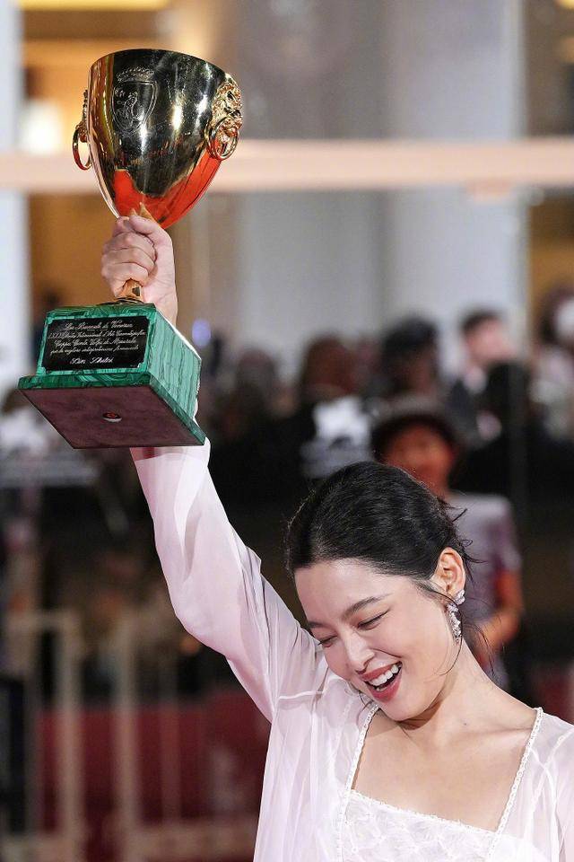 人民日报点赞辛芷蕾获奖感言，句句不提刘亦菲，却字字提醒刘亦菲