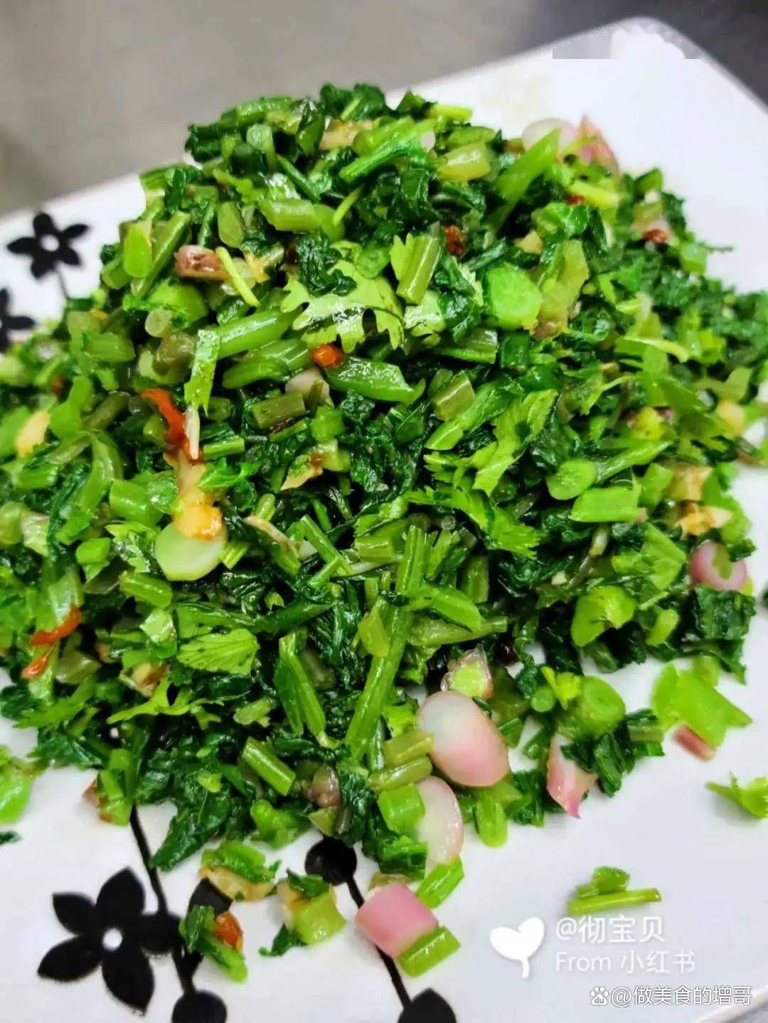 凉拌萝卜叶,别当垃圾扔,焯水挤干蒜泥拌,略带苦香,是绝佳下饭小菜