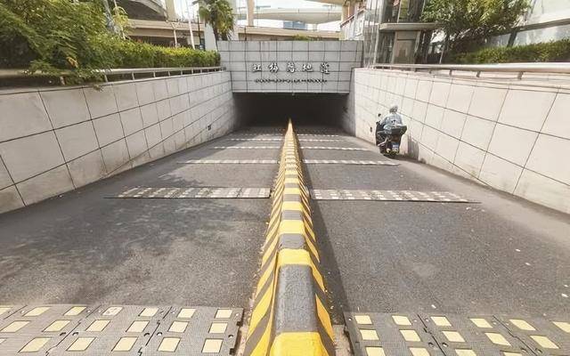事发上海！58岁女子连人带车摔倒，伤势过重离世！女儿质疑：40米有14条合理吗？市民要求拆除