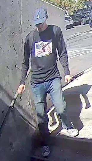 特朗普重要盟友校内遭枪杀案详情：嫌疑人开枪前轻易爬上屋顶