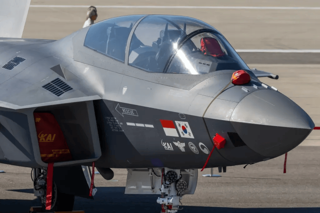 韩国五代机完整版亮相，弹舱比肩F-35，进气道现“神秘”设计