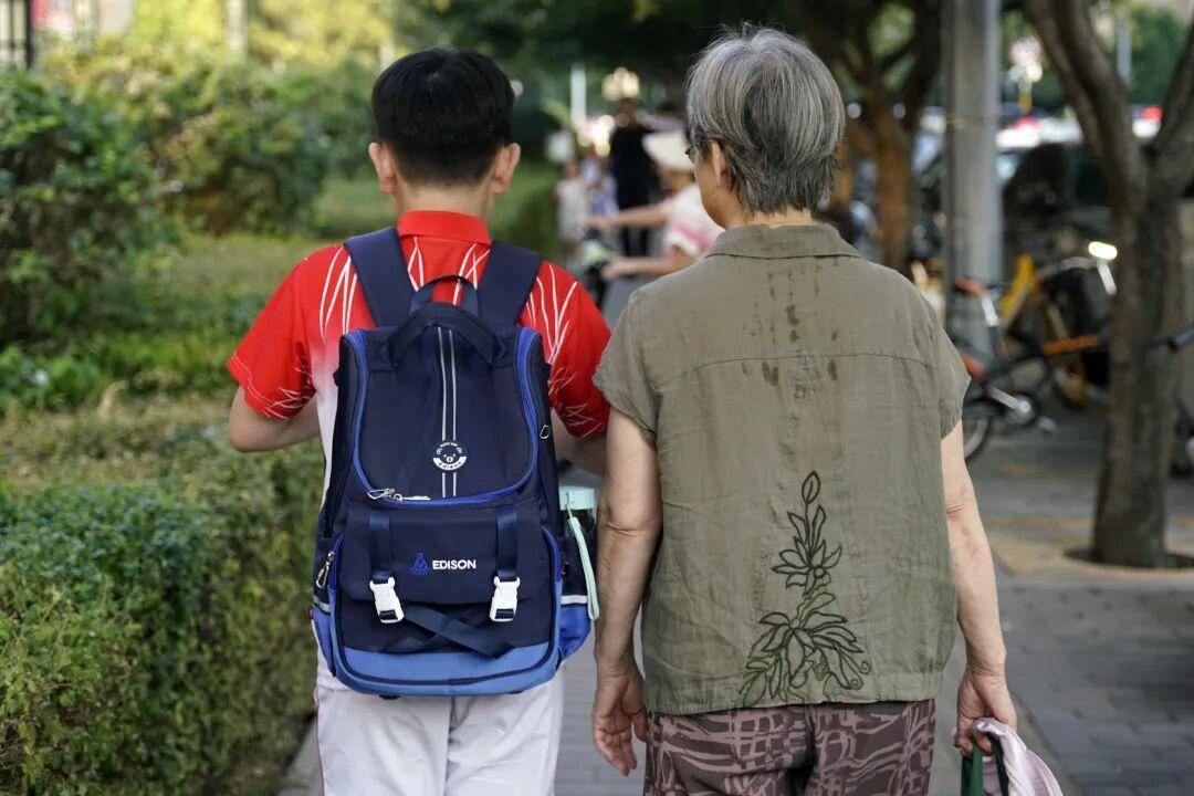 快评丨小学建议“不让老人接送小孩”，脱离现实的建议少提为好
