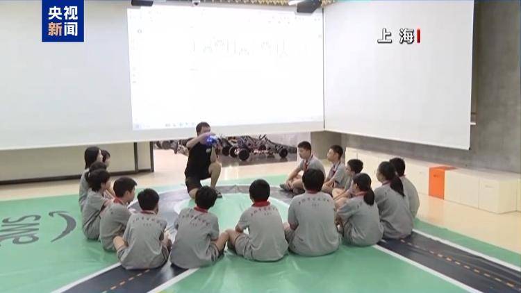 新闻1+1丨人工智能走进中小学 怎么教?怎么学?_小朋友_教育部_课程