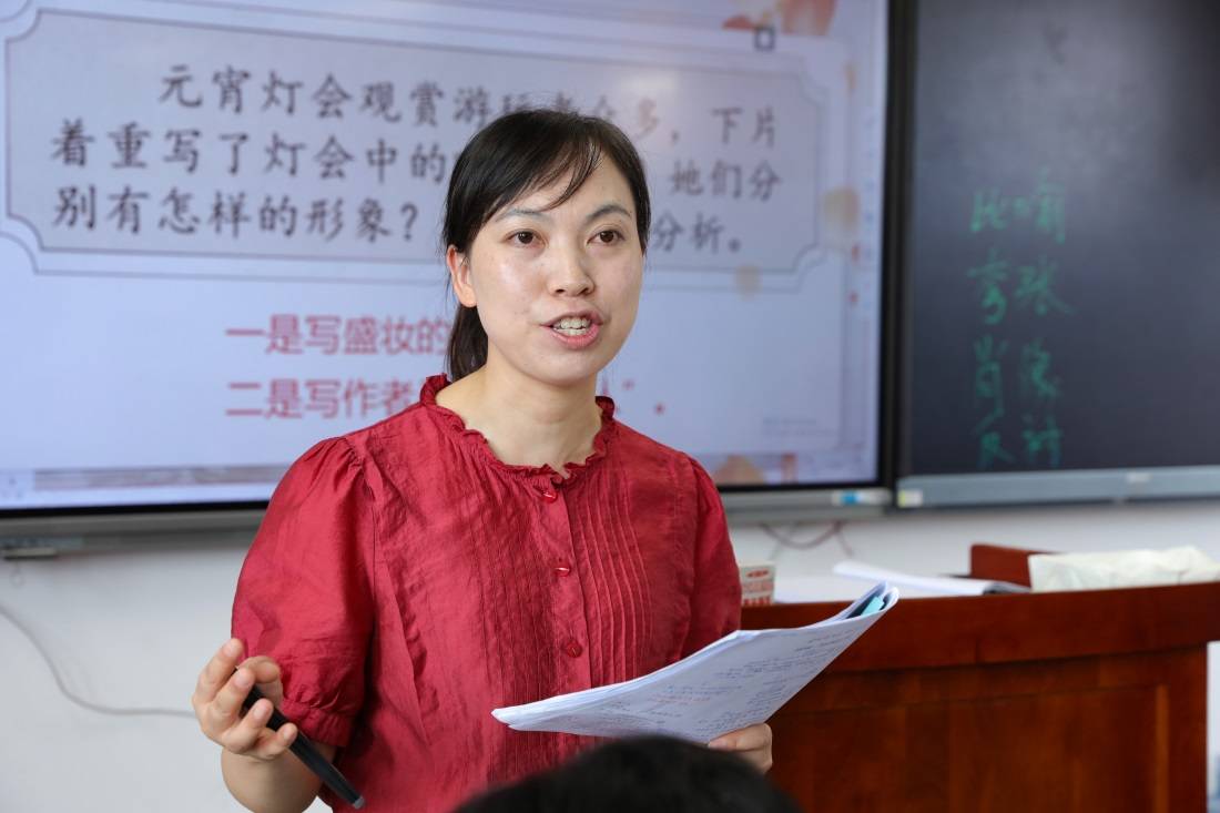 2011年,邓丽通过考调,正式入职毕节二中,成为一名语文教师