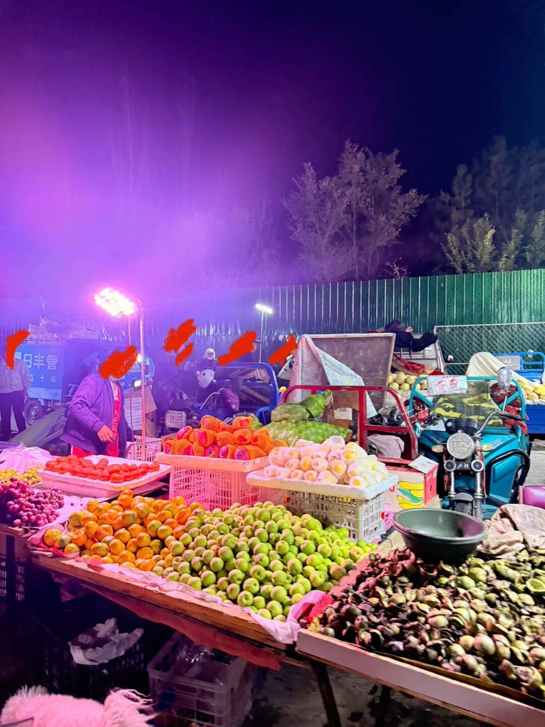 而且很神奇一般都是早市卖菜卖水果这边晚上的夜市居然也有很多人
