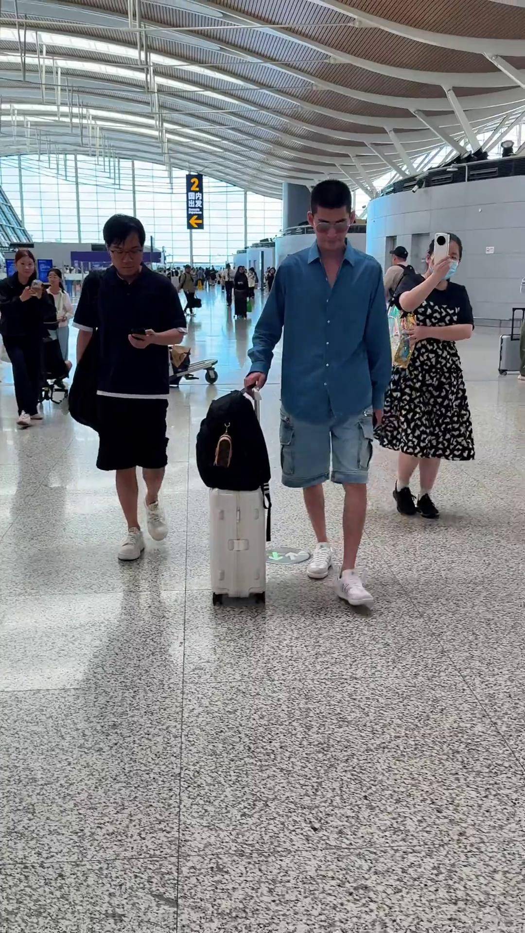 张翰新剪的发型帅吗? 机场穿搭 正能量 路人视角 机场 每日分享