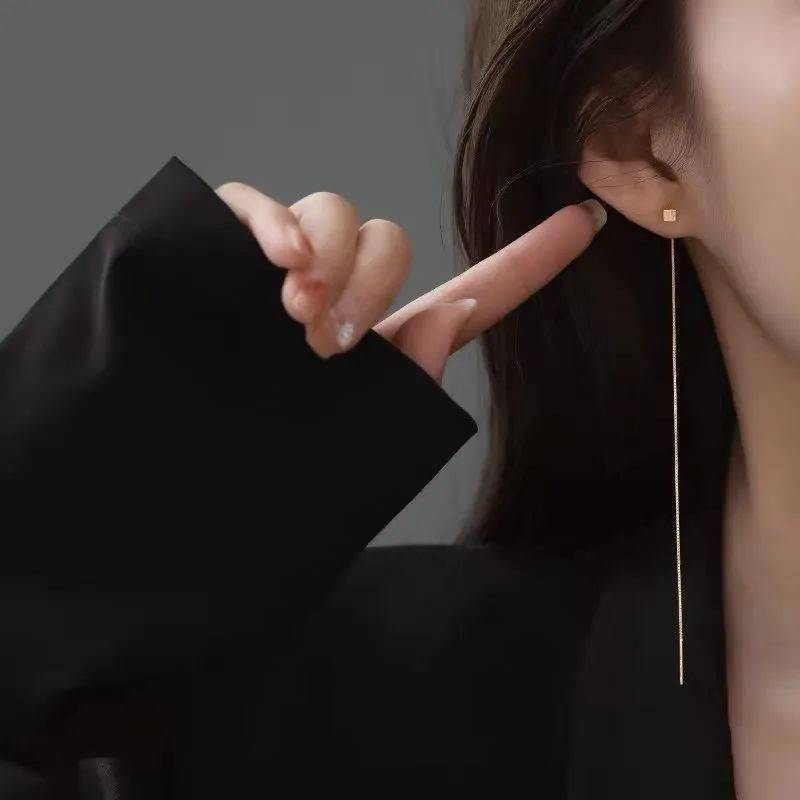 耳线的设计通常简约而不失高雅,能够轻松融入日常穿搭中,展现出佩戴者