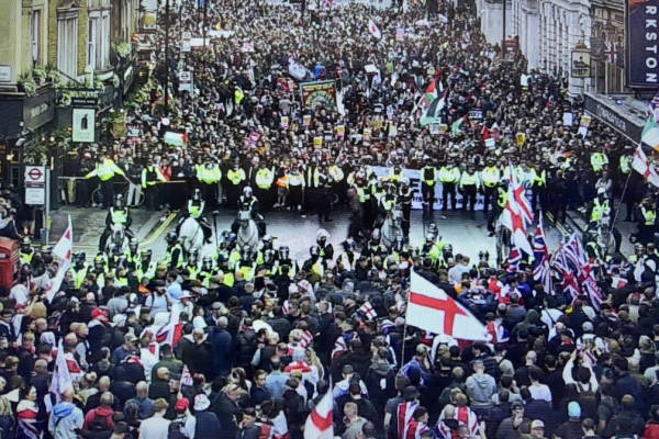 超10万人参加伦敦右翼反移民集会，马斯克“现身”呼吁英国重新选举
