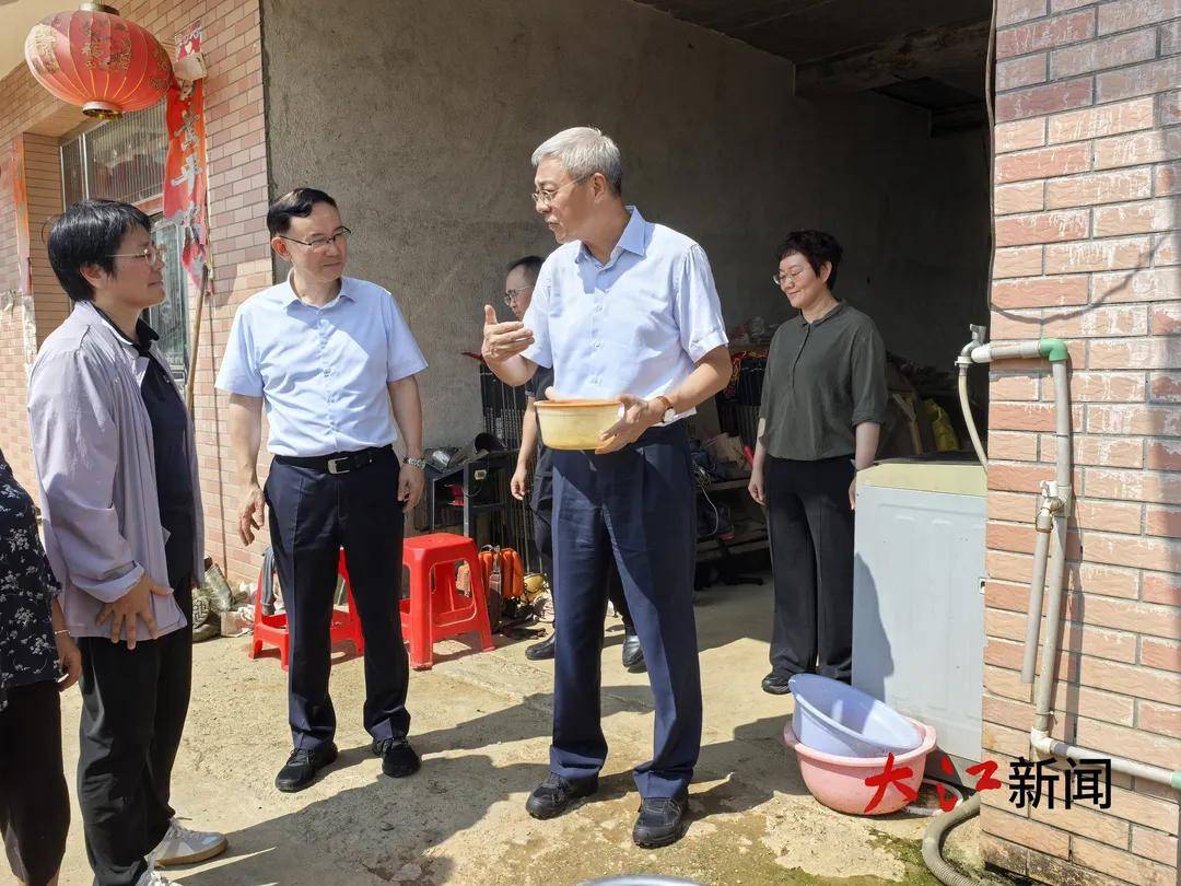 江西省委书记走进村民家中，拧开水龙头仔细检查水质