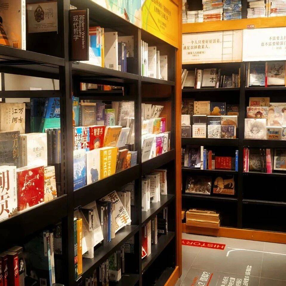 实体书店都快消失了,为啥文创产品还卖爆了?_文化_消费_图书