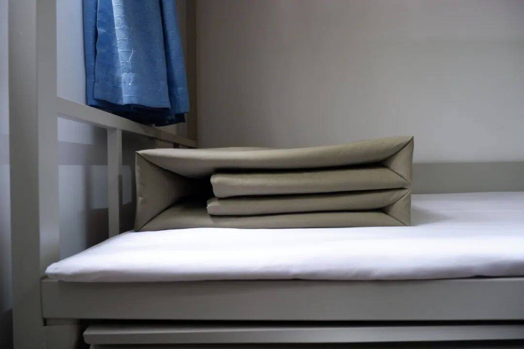 的难题对于刚入学的刘宇翔来说这些部队的"硬规矩"内务柜衣服要挂整齐