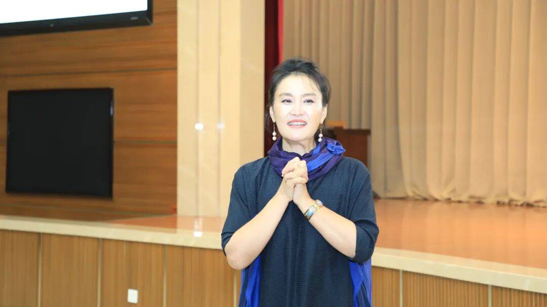 中央歌剧院女高音歌唱家,国家一级演员,哈尔滨"音乐之城"推广人尤泓斐