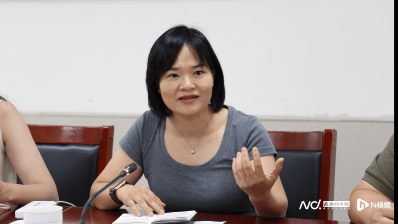 深圳一菜场拥堵逼顾客绕圈！社区把办公室“搬”到摊贩中间