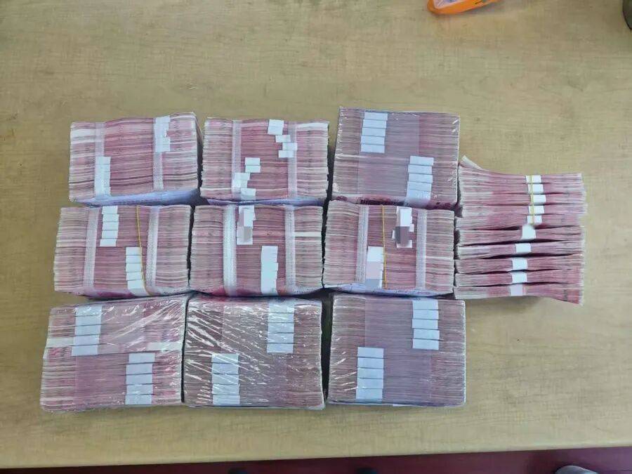 上海警方：马某（男）被抓获！拉杆箱内装了100万现金