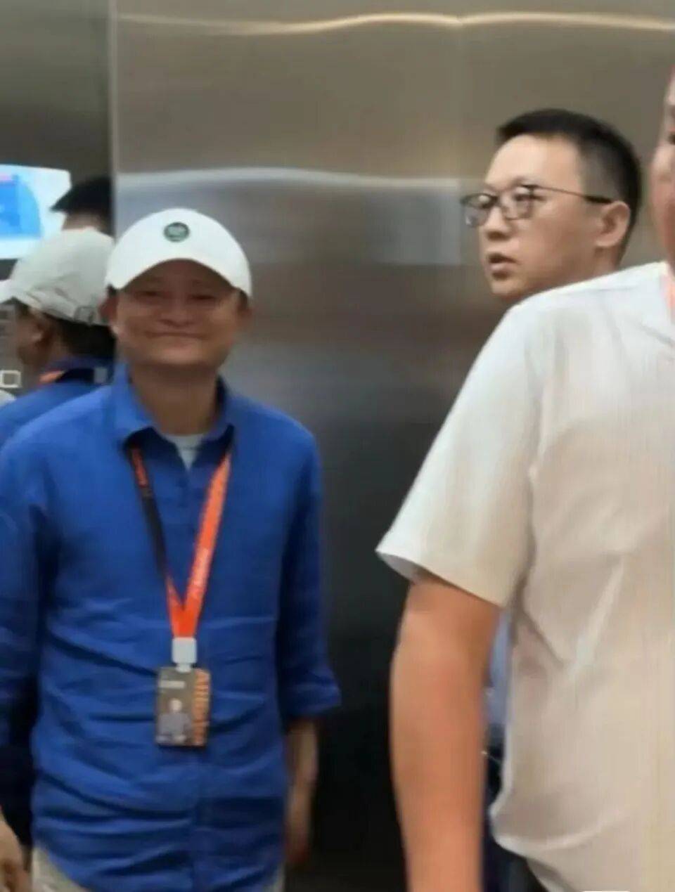 马云现身阿里园区酒吧，众人大喊“马老师”！内部人士：他回归是绝不可能的