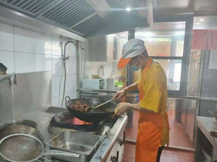 食材新鲜、明火现炒…上海每个社区都有这样的“锅气餐馆”！价钱还实惠→