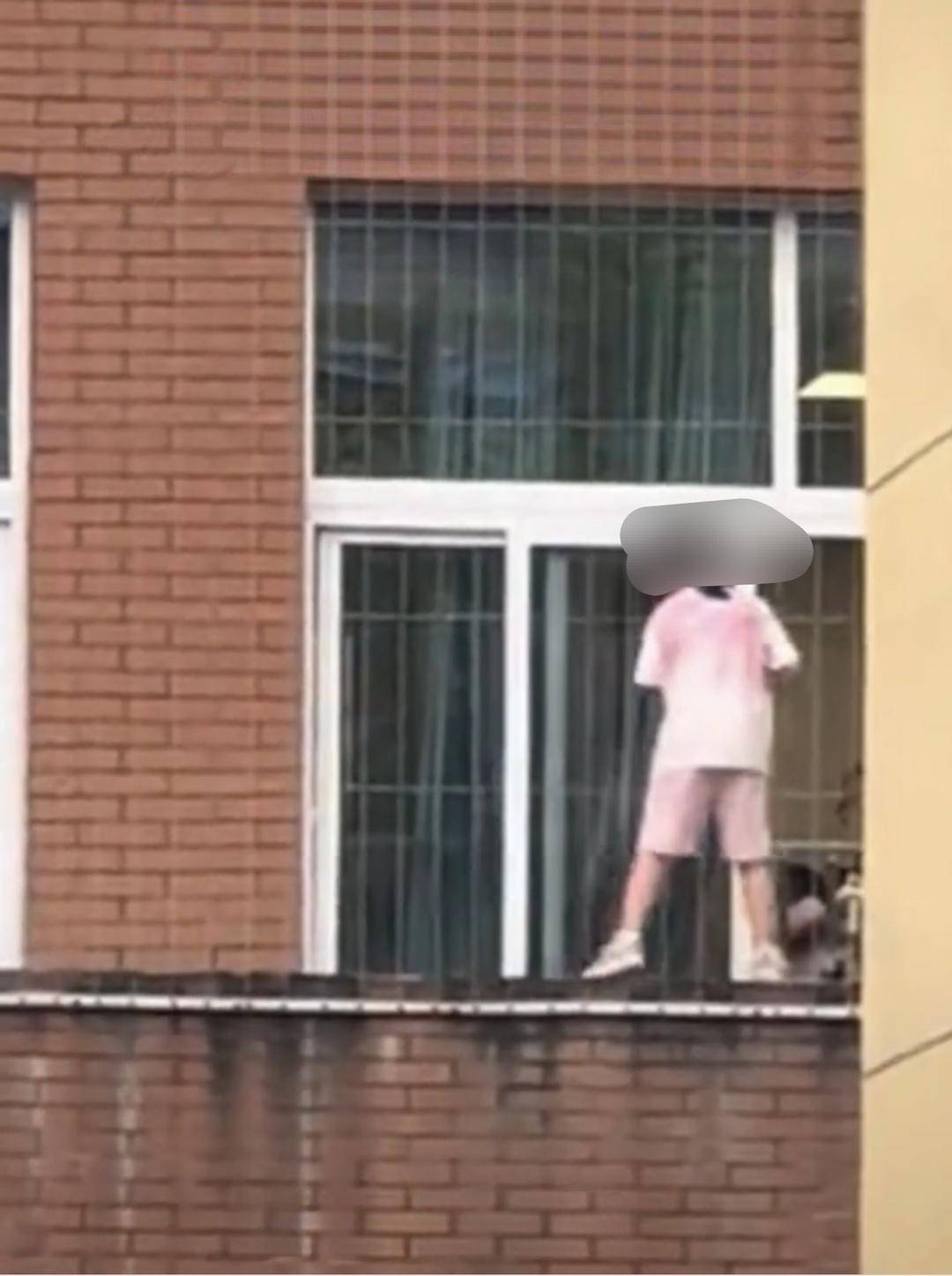 小学生站二楼窗外打扫画面惊险！校方回应有防护网，当地教体局：已禁令并排查安全