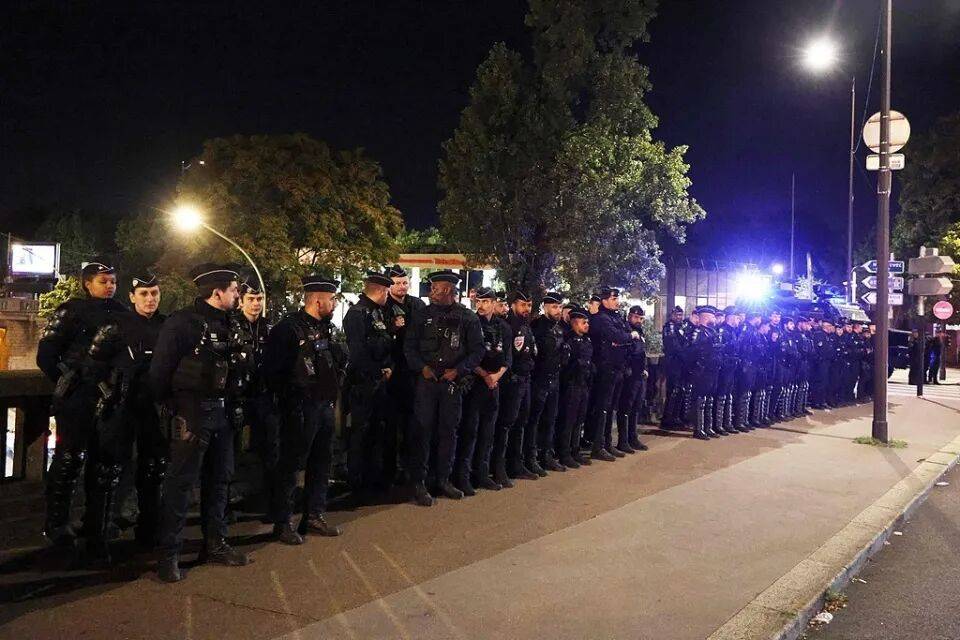 图片[2]-法国逾50万人罢工反对政府财政紧缩方案，法国动员8万警察和宪兵、部署72支机动部队以及水炮车应对 -华闻时空